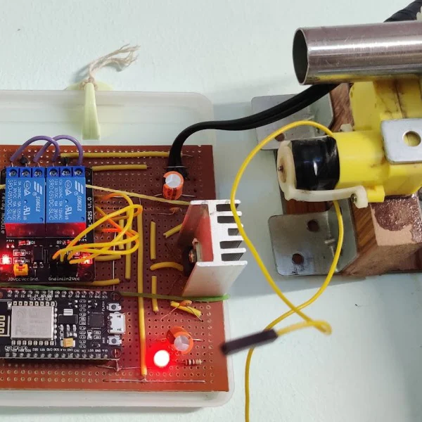 A esp32 and couple of relay module with a DC motor