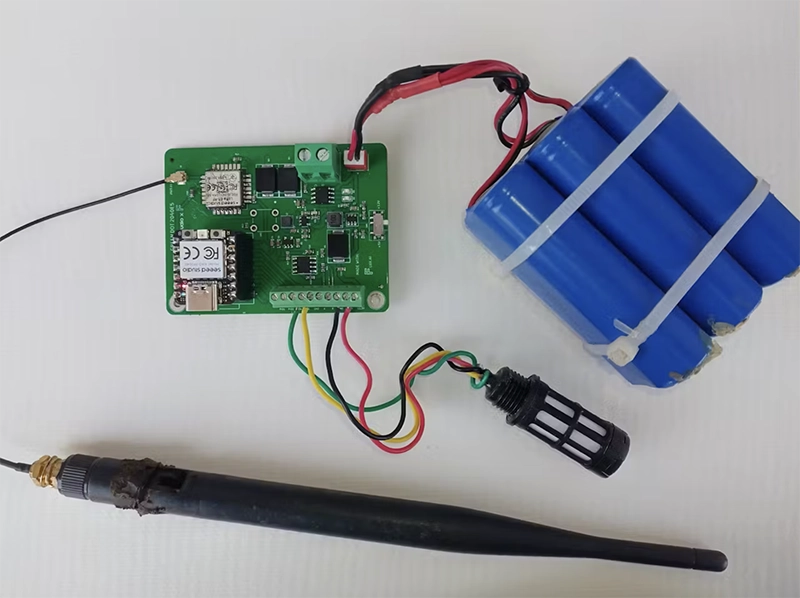 The green dot board powered by Lithium ion battery with temperature and humidity sensor attached in it